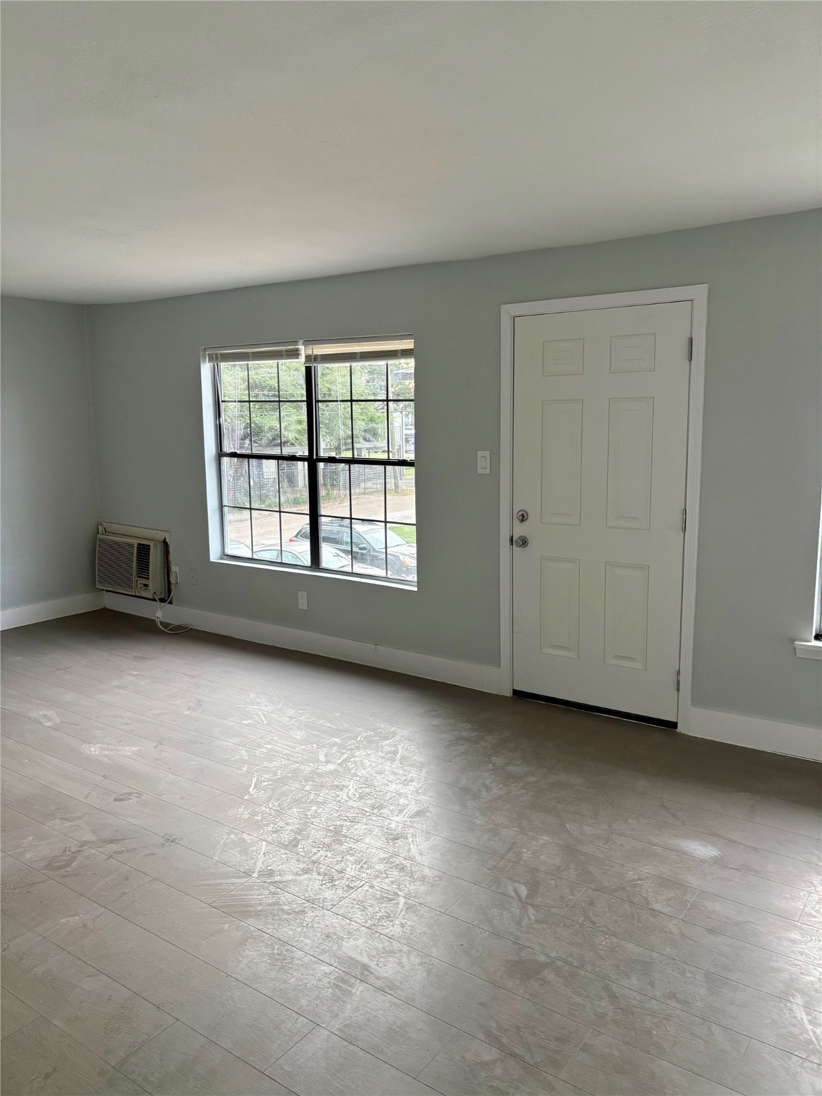 1125 Ann Pasadena, TX 77506 - Photo 12 of 15 an empty room with a window