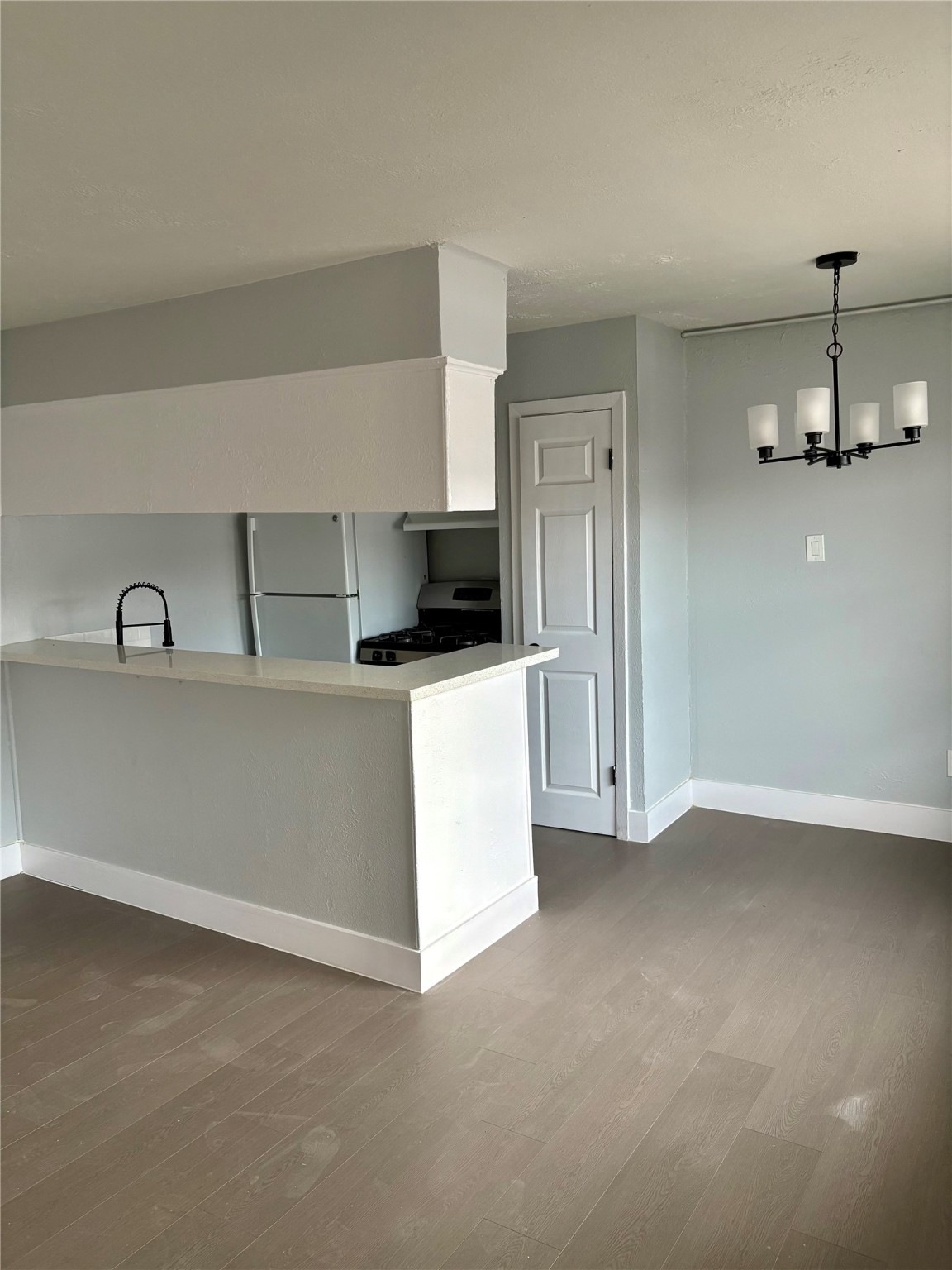 1125 Ann Pasadena, TX 77506 - Photo 2 of 15 a kitchen that has a microwave and a sink