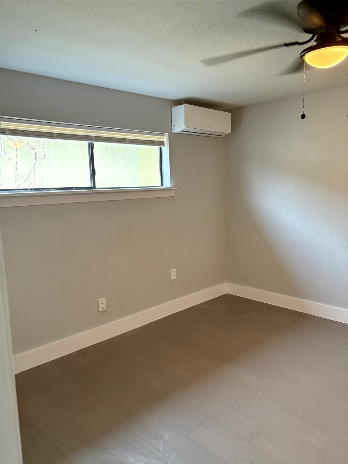 1125 Ann Pasadena, TX 77506 - Photo 5 of 15 a view of an empty room with a window