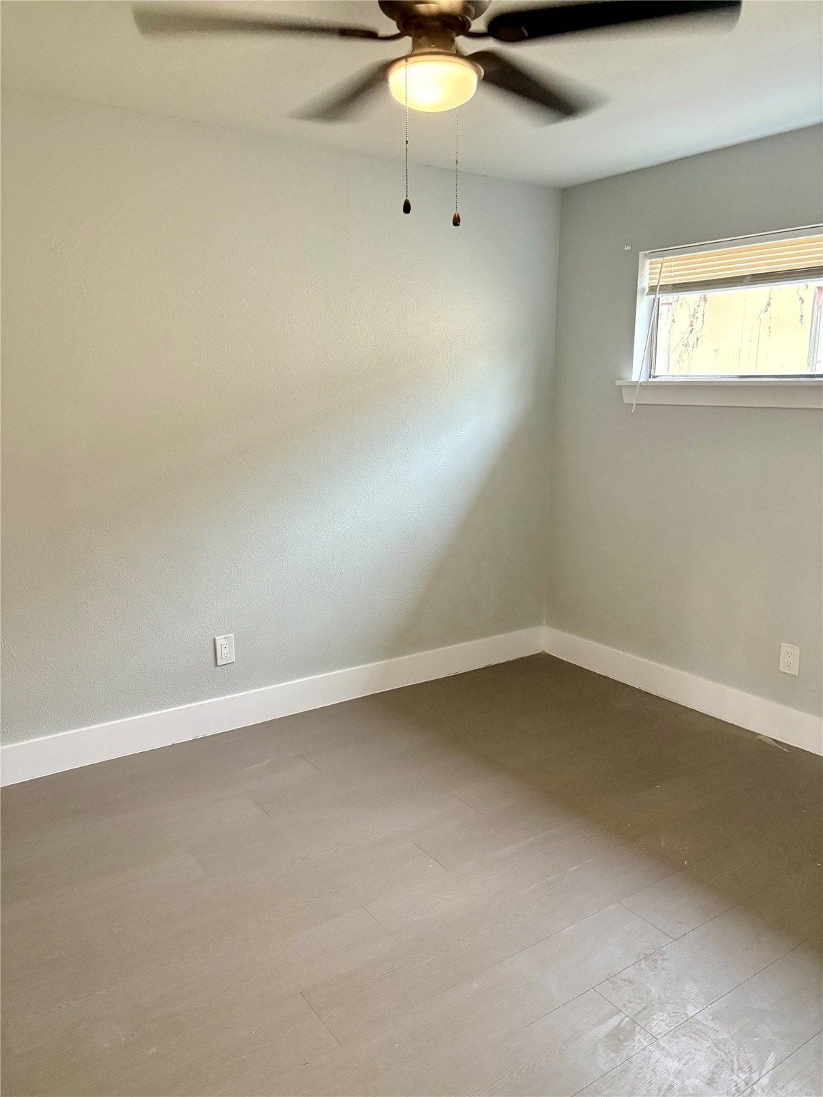 1125 Ann Pasadena, TX 77506 - Photo 7 of 15 an empty room with a window