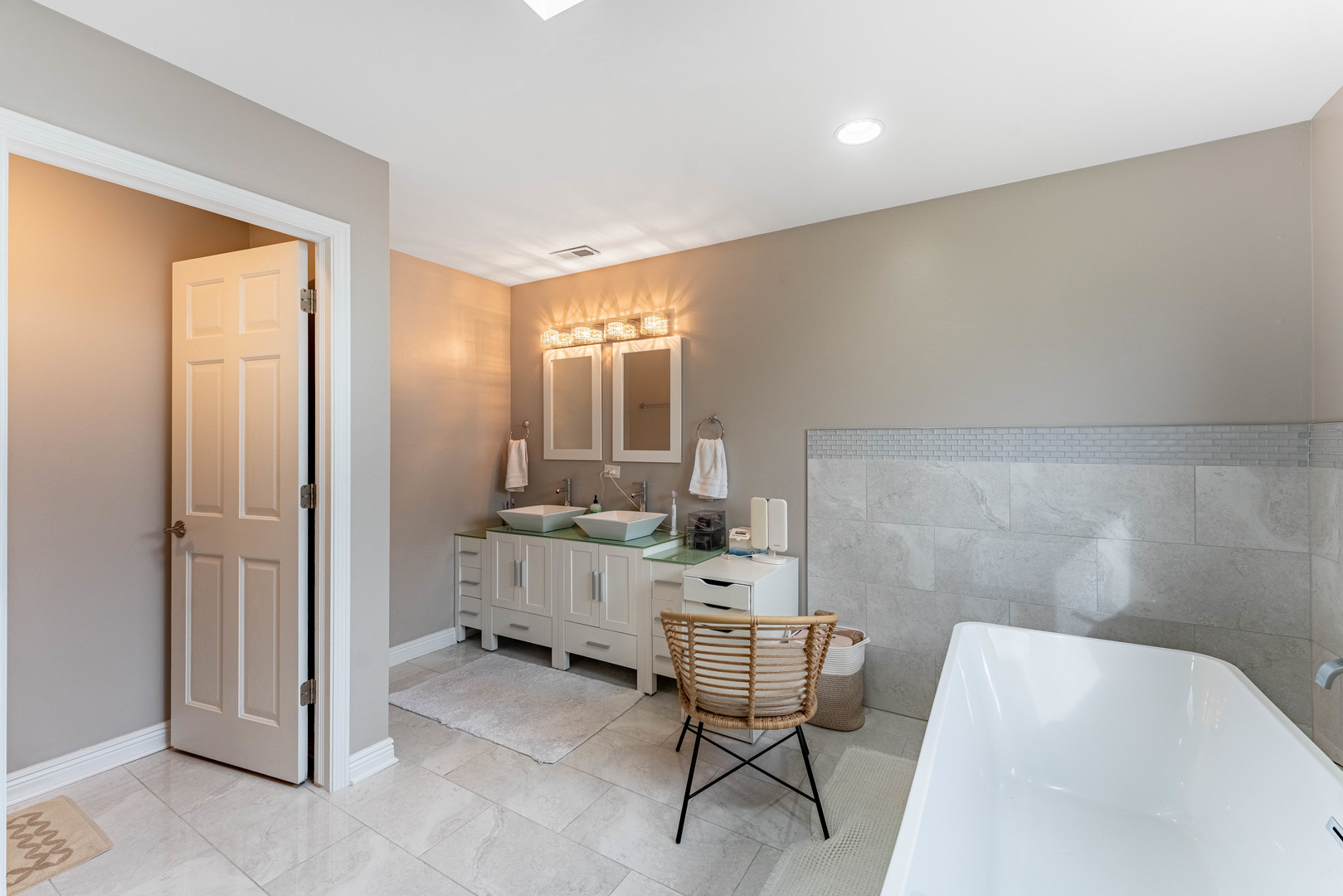 1442 Kinross Street Flossmoor, IL 60422 - Photo 24 of 53 a bathroom with a bathtub sink and mirror