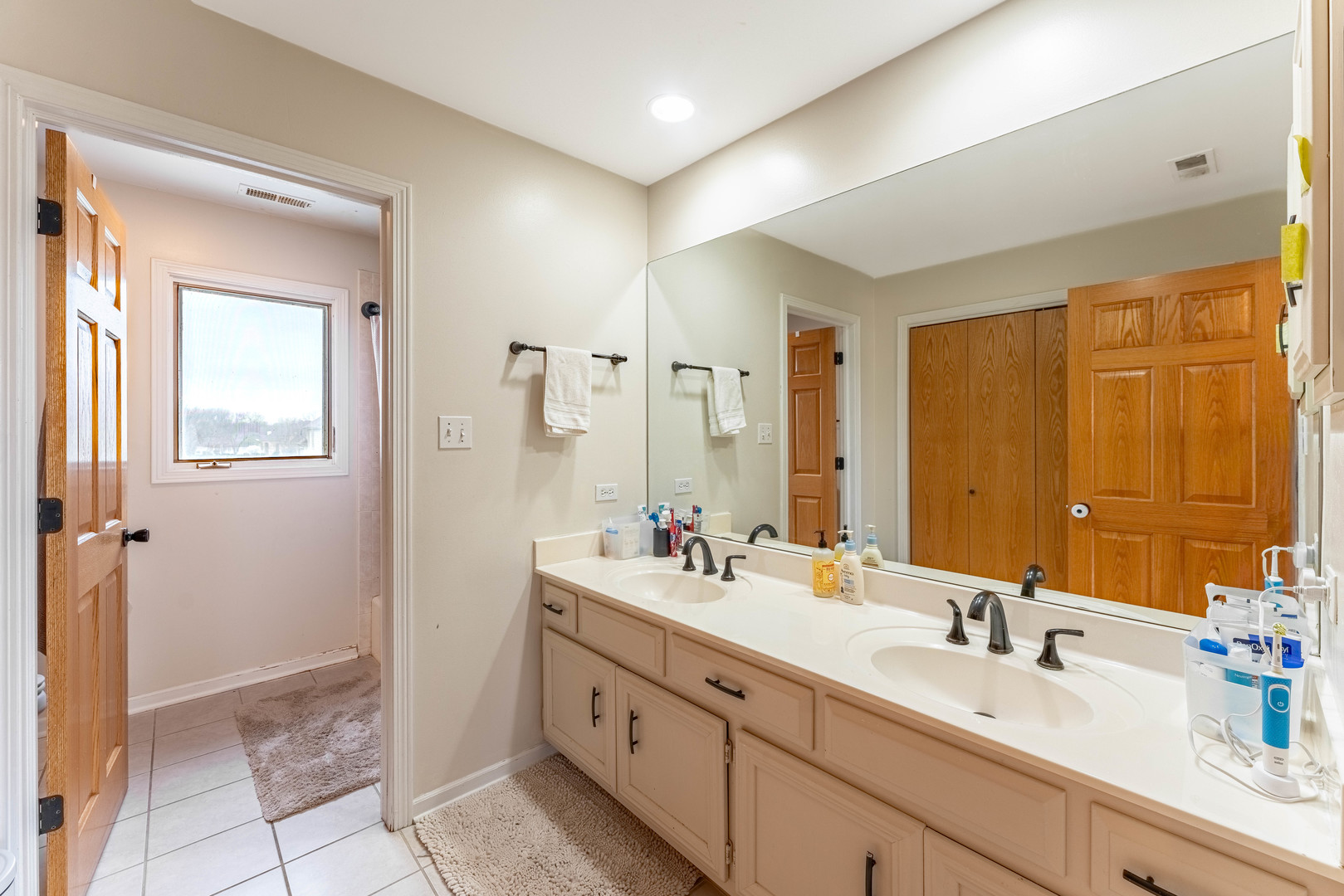 1442 Kinross Street Flossmoor, IL 60422 - Photo 31 of 53 a bathroom with double sink and a mirror