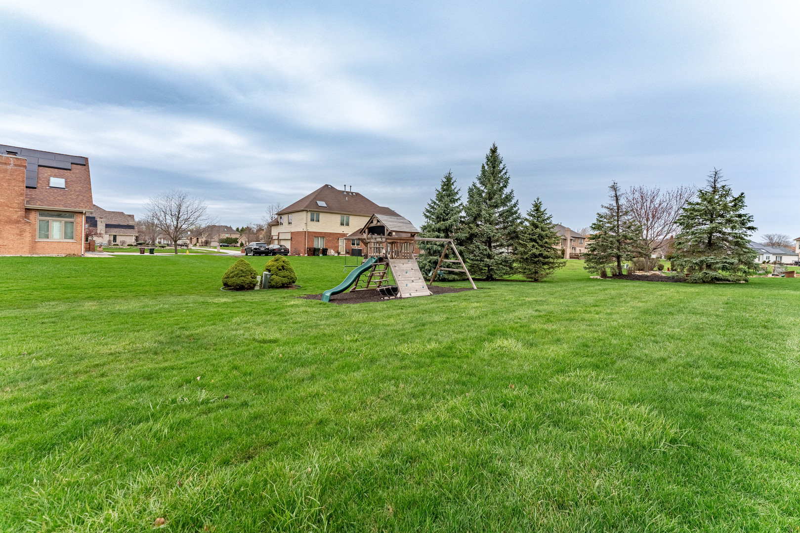 1442 Kinross Street Flossmoor, IL 60422 - Photo 46 of 53 a big yard with lots of green space and trampoline