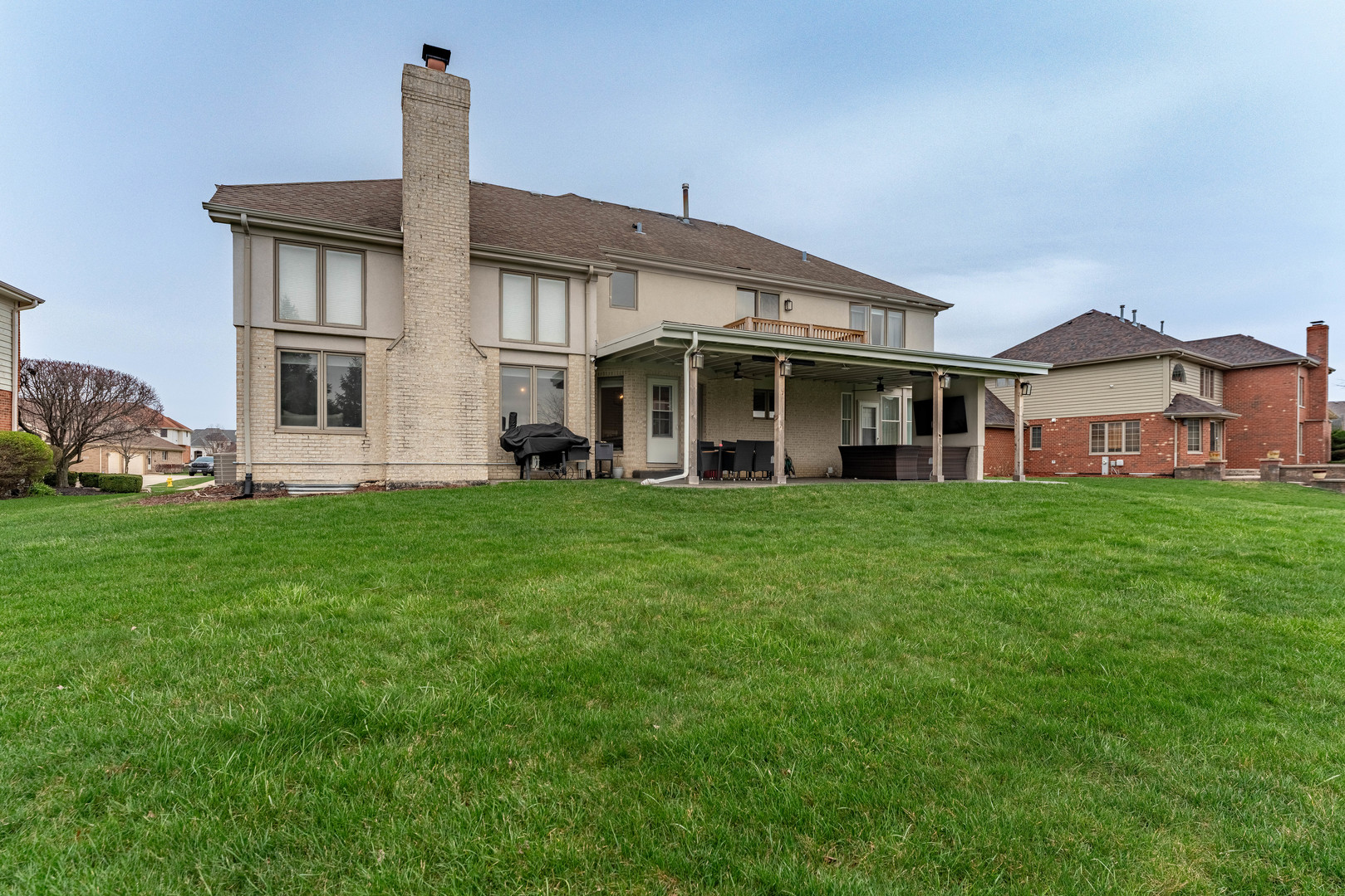 1442 Kinross Street Flossmoor, IL 60422 - Photo 49 of 53 a front view of a house with garden