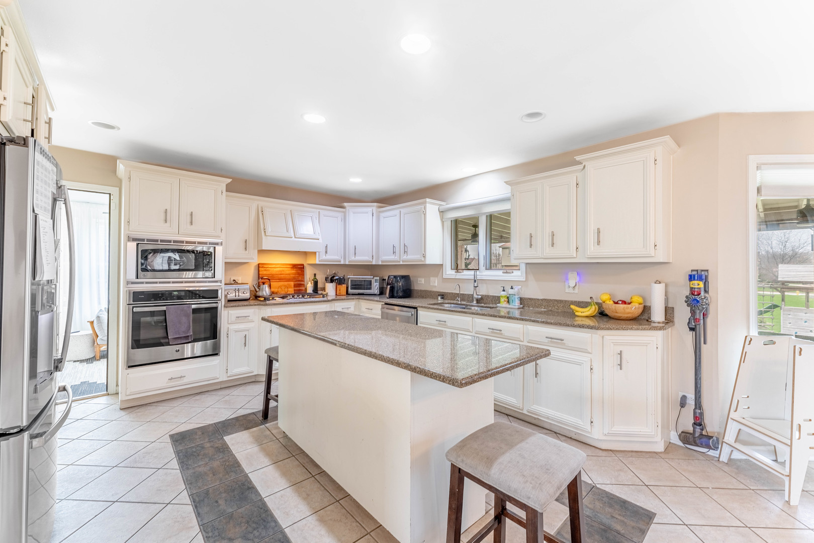 1442 Kinross Street Flossmoor, IL 60422 - Photo 10 of 53 a kitchen with stainless steel appliances granite countertop a refrigerator sink and stove
