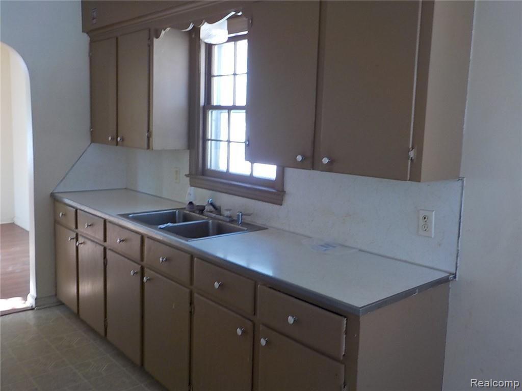 4473 Fenton Road Burton, MI 48529 - Photo 12 of 23
