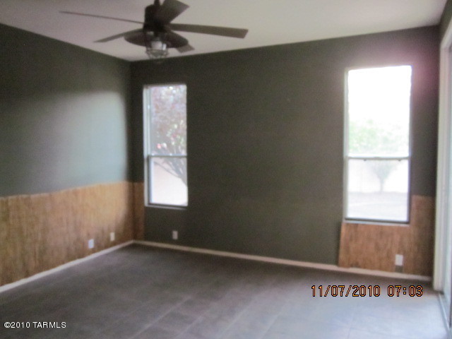 9920 North Stratton Saddle Trail Tucson, AZ 85742 - Photo 7 of 10 a view of an empty room with a window