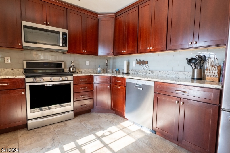 37 Boston Court Newark, NJ 07103 - Photo 11 of 34