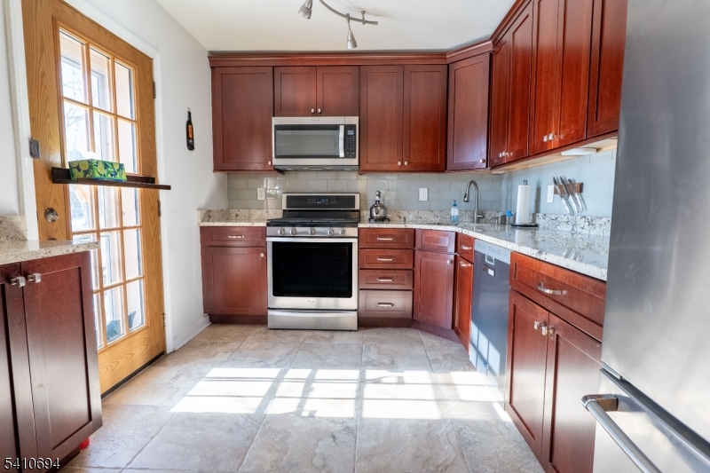 37 Boston Court Newark, NJ 07103 - Photo 8 of 34