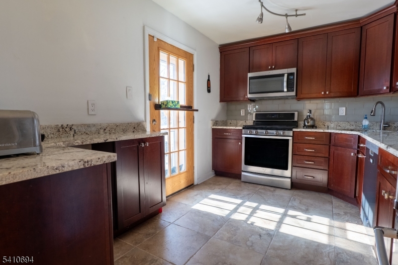 37 Boston Court Newark, NJ 07103 - Photo 9 of 34