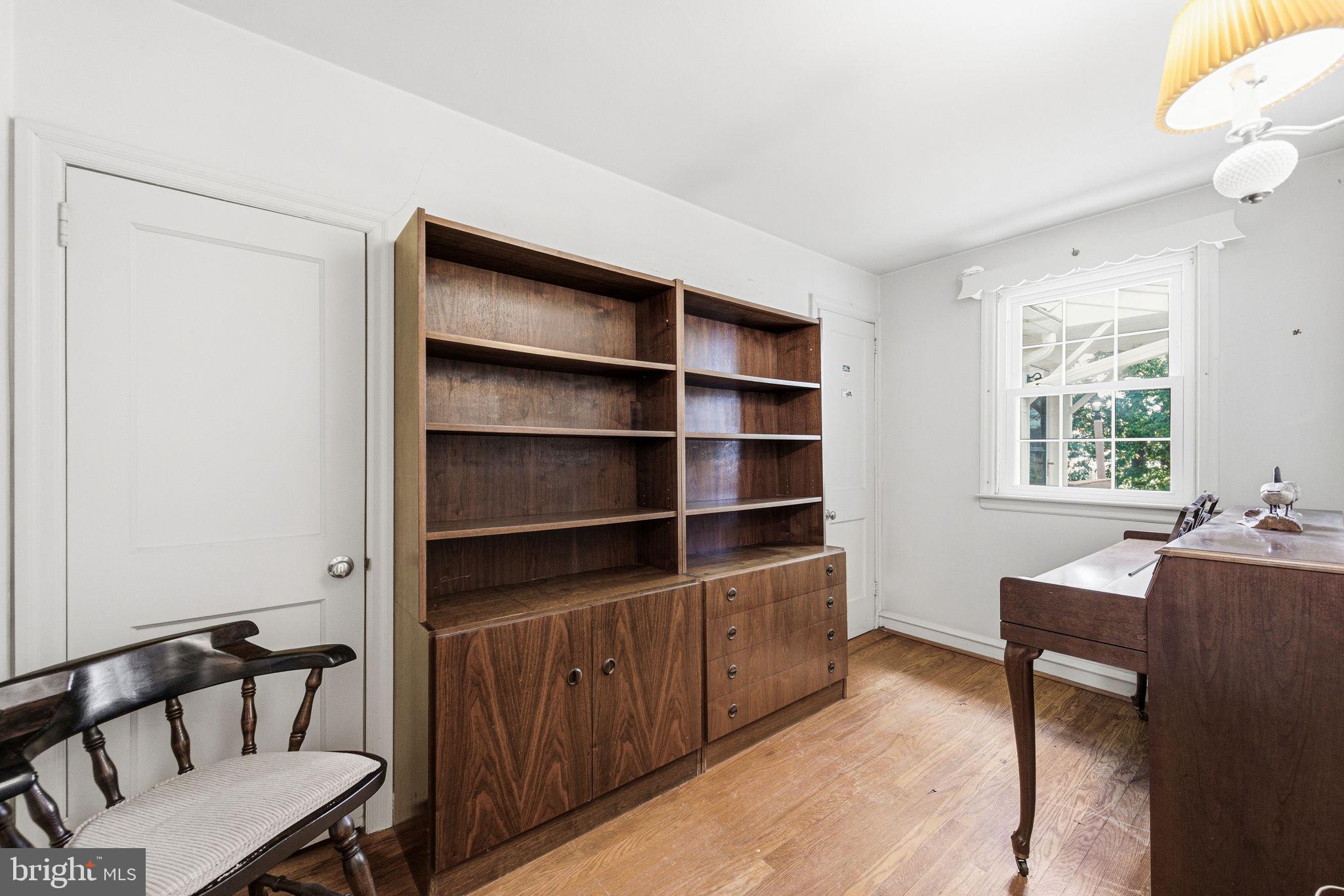 247 Orchard Road Springfield, PA 19064 - Photo 16 of 30 a livingroom with a workspace