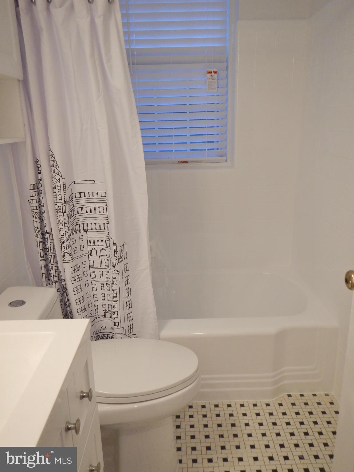 30 South Old Glebe Road, Unit 1E Arlington, VA 22204 - Photo 8 of 14 Bath