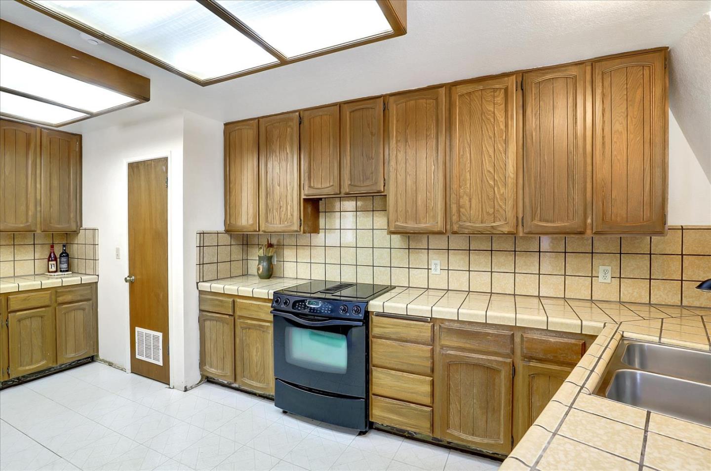 5766 Hecker Pass Road Gilroy, CA 95020 - Photo 9 of 38 Gallery Image 9