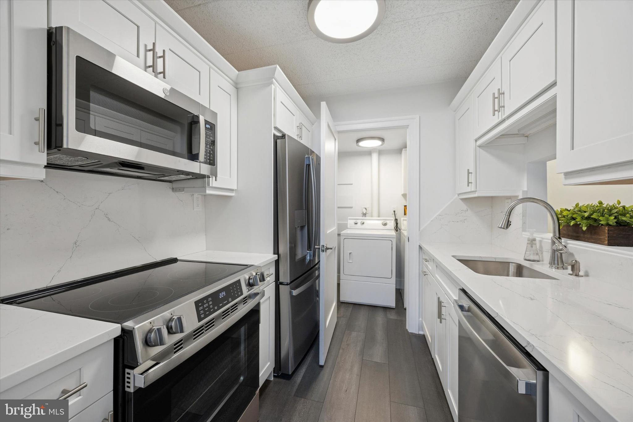 40 Le Forge Court, Unit 40 Chesterbrook, PA 19087 - Photo 9 of 16 a kitchen with a stove and a microwave