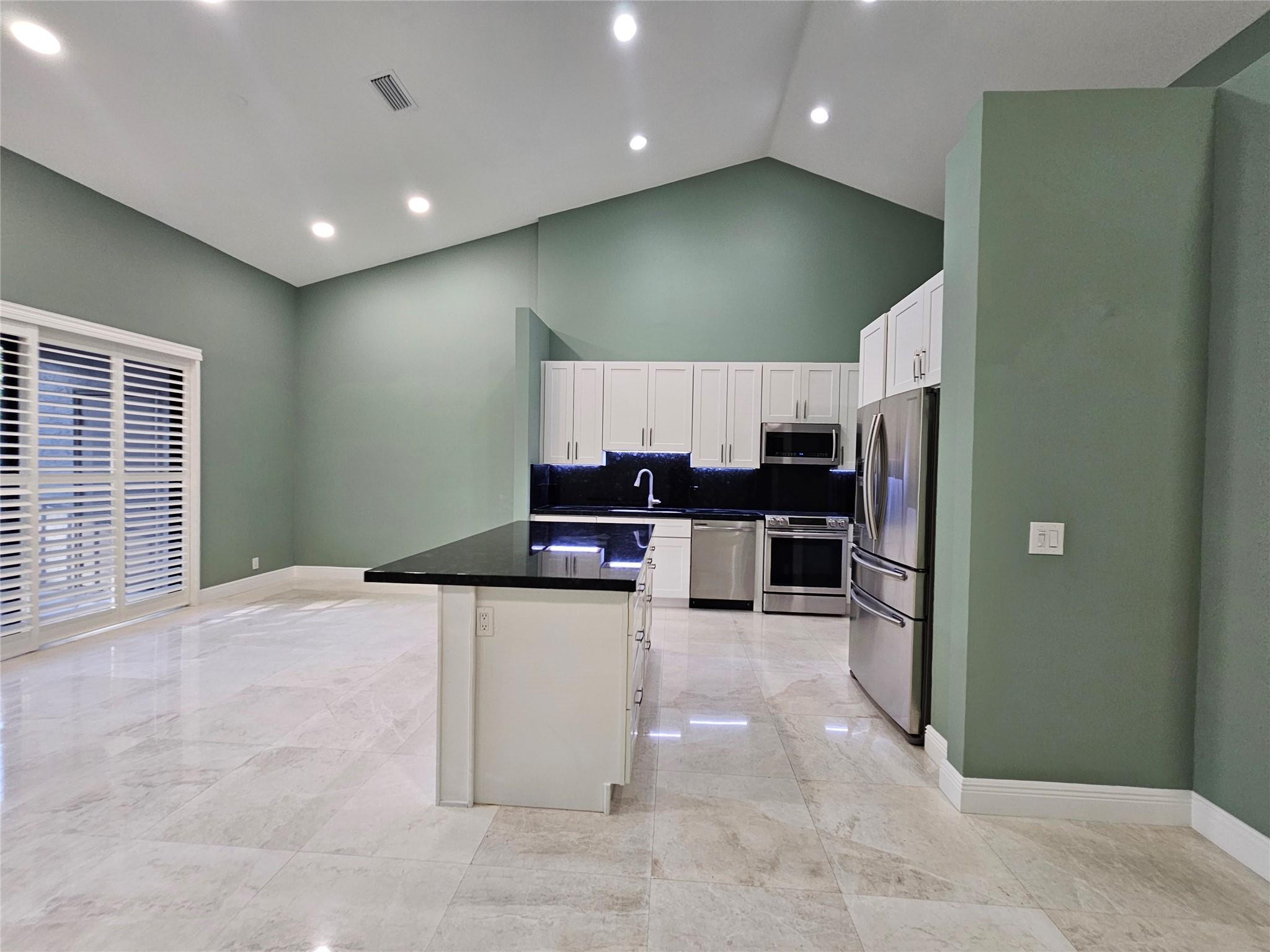 5770 Coach House Circle, Unit F Boca Raton, FL 33486 - Photo 7 of 21 Kitchen/Dining Room