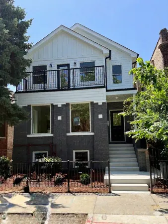 $2,595 | 3025 West Ainslie Street, Unit 1, Chicago, IL 60625