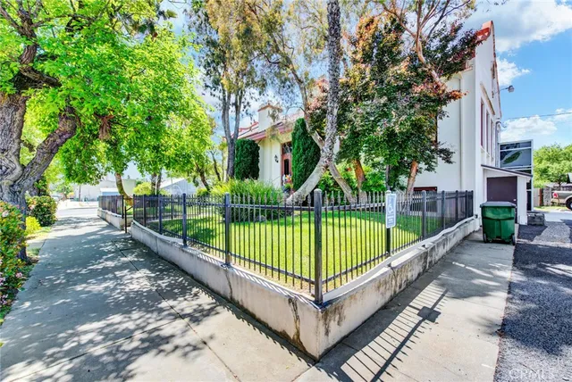 a view of a back yard