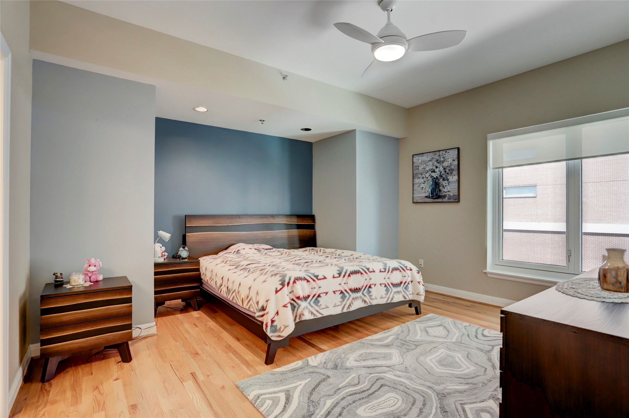 2520 Robinhood Street, Unit 1008 Houston, TX 77005 - Photo 17 of 27 a bedroom with a bed and a window