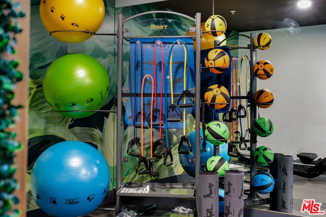 800 Western Avenue, Unit 510 Los Angeles, CA 90005 - Photo 12 of 26 a view of entryway and hall
