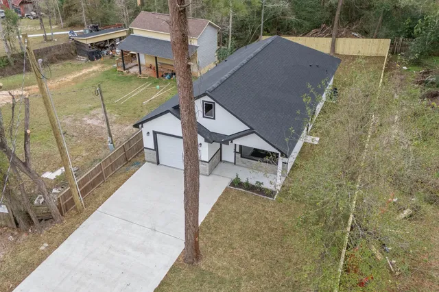 a view of a house with a backyard