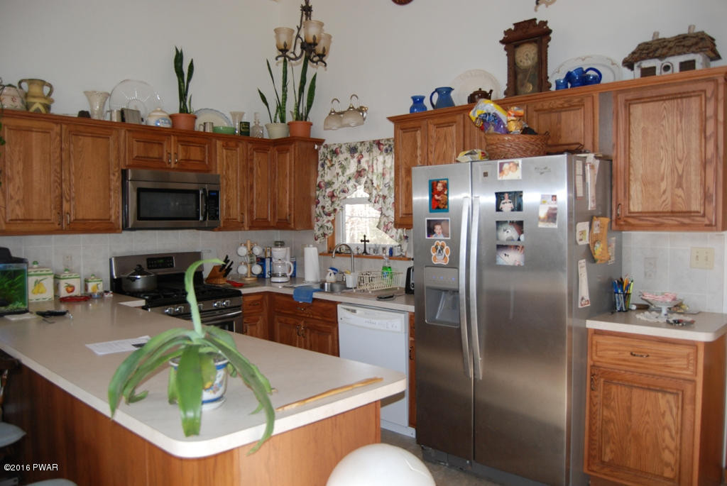 118 Logger Road Canadensis, PA 18325 - Photo 14 of 32 Kitchen 4