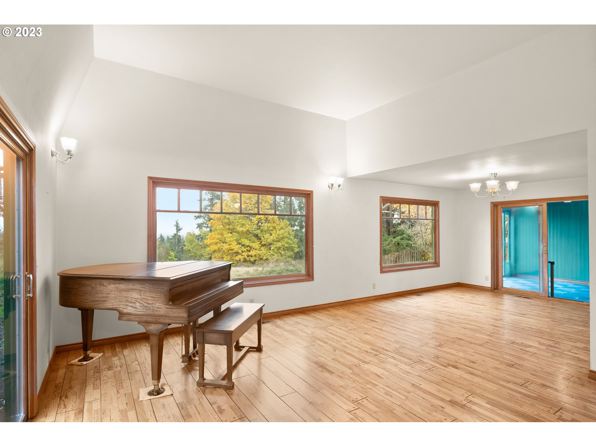 15190 Southwest Bell Road Sherwood, OR 97140 - Photo 13 of 44 a workspace with furniture and a window