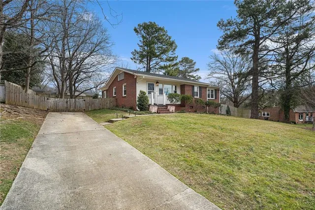 $292,000 | 2702 Lilac Drive, Greensboro, NC 27408