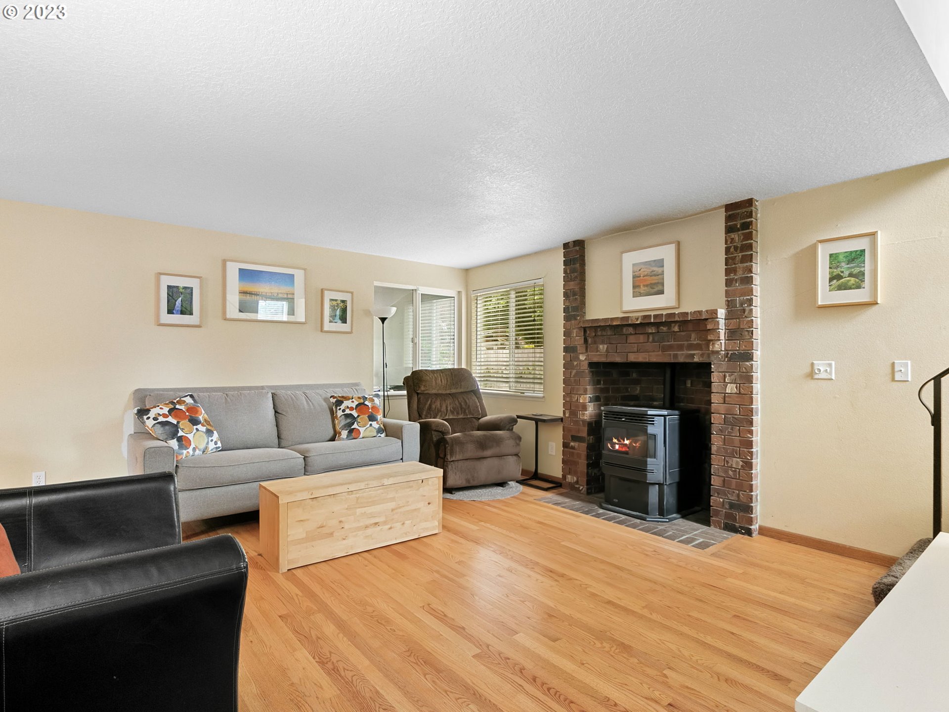30945 Southwest Boones Ferry Road Wilsonville, OR 97070 - Photo 3 of 41 Living Room