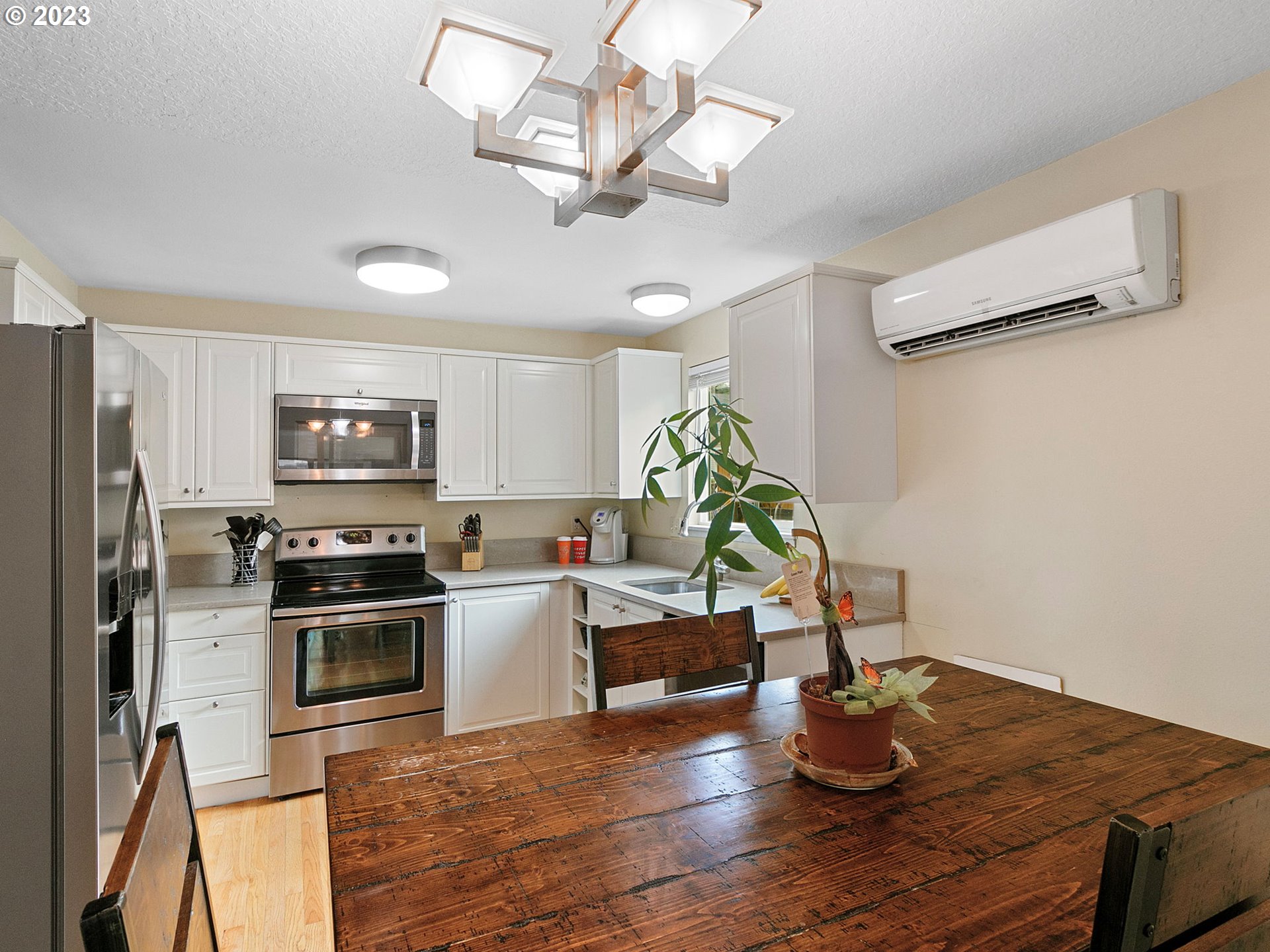 30945 Southwest Boones Ferry Road Wilsonville, OR 97070 - Photo 9 of 41 Kitchen/Dining Room
