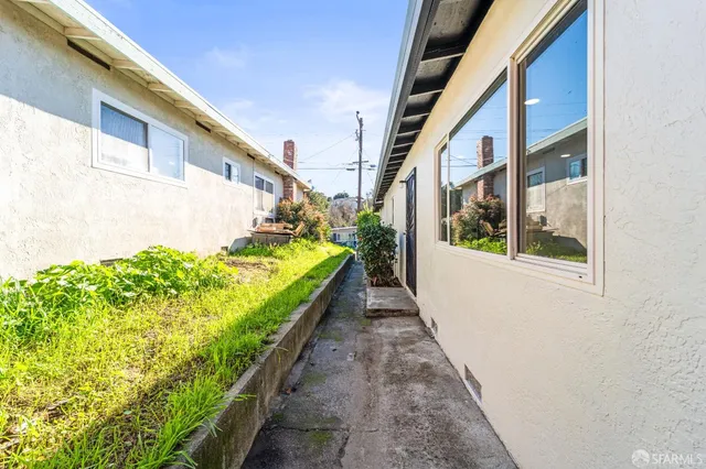 a view of a back yard