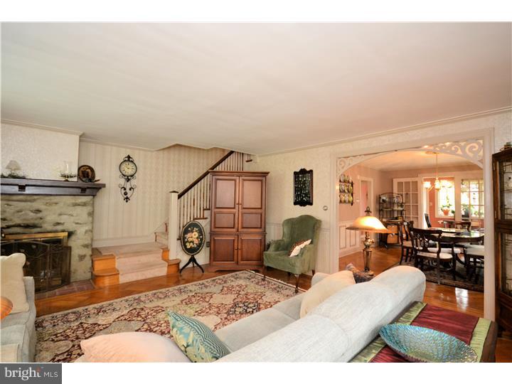 735 Ashbourne Road Cheltenham, PA 19012 - Photo 3 of 23 Living Room