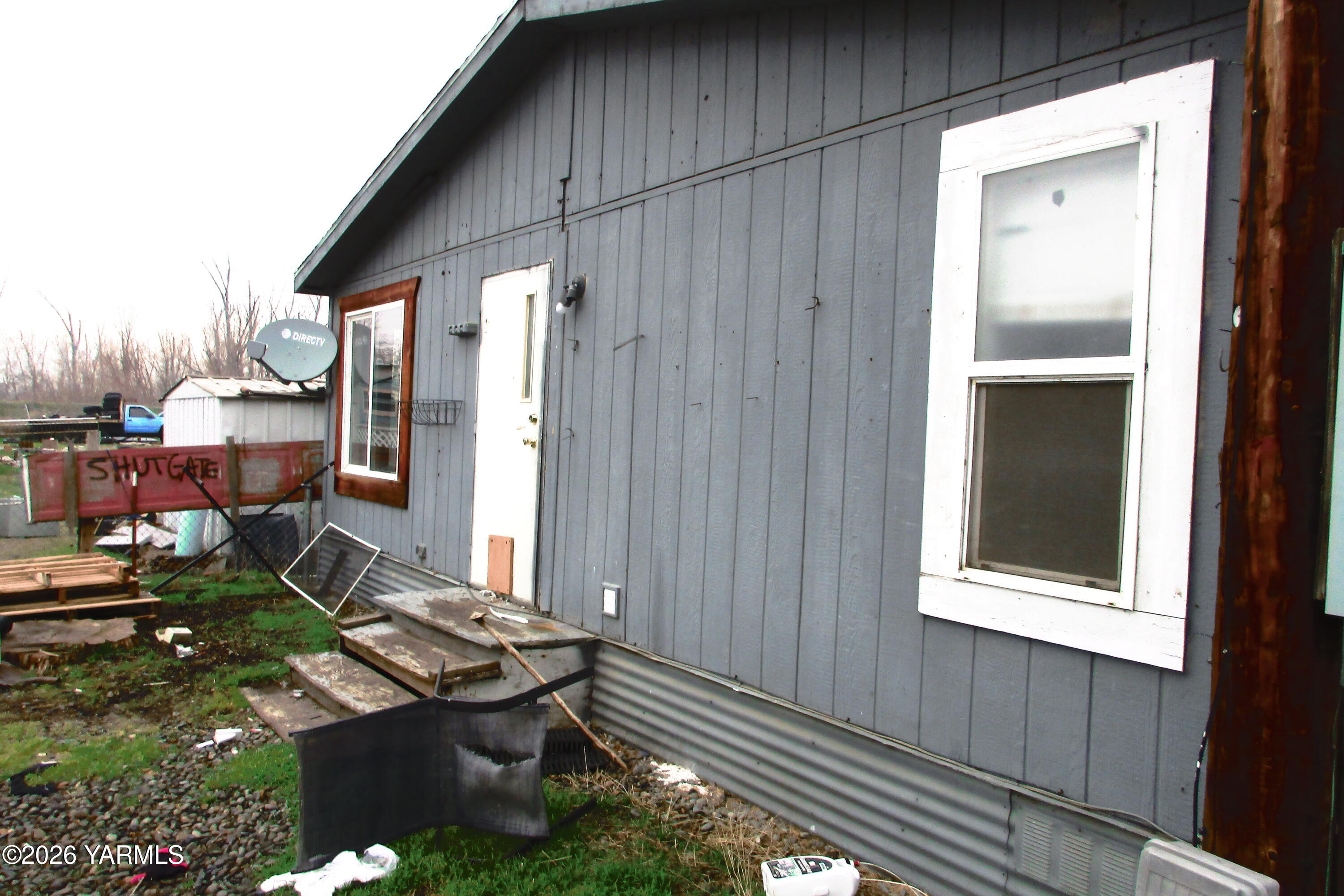 516 Keys Road Yakima, WA 98901 - Photo 3 of 4 a backyard of a house with outdoor seating