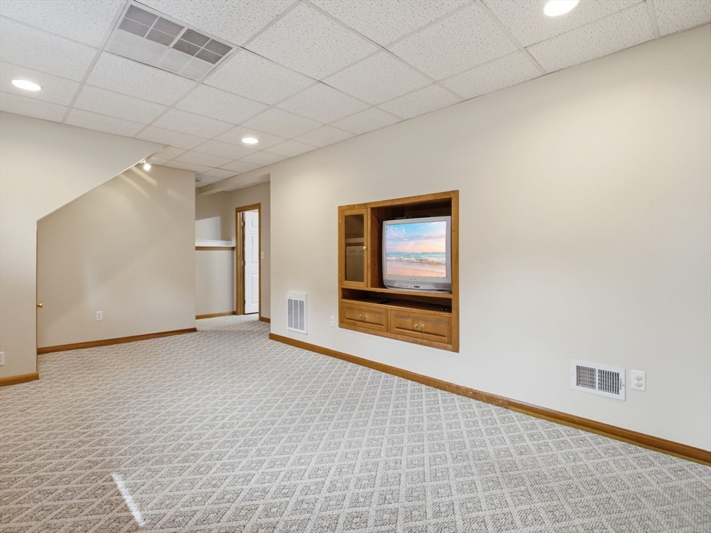 48 Oak Knoll Road Lowell, MA 01852 - Photo 22 of 41