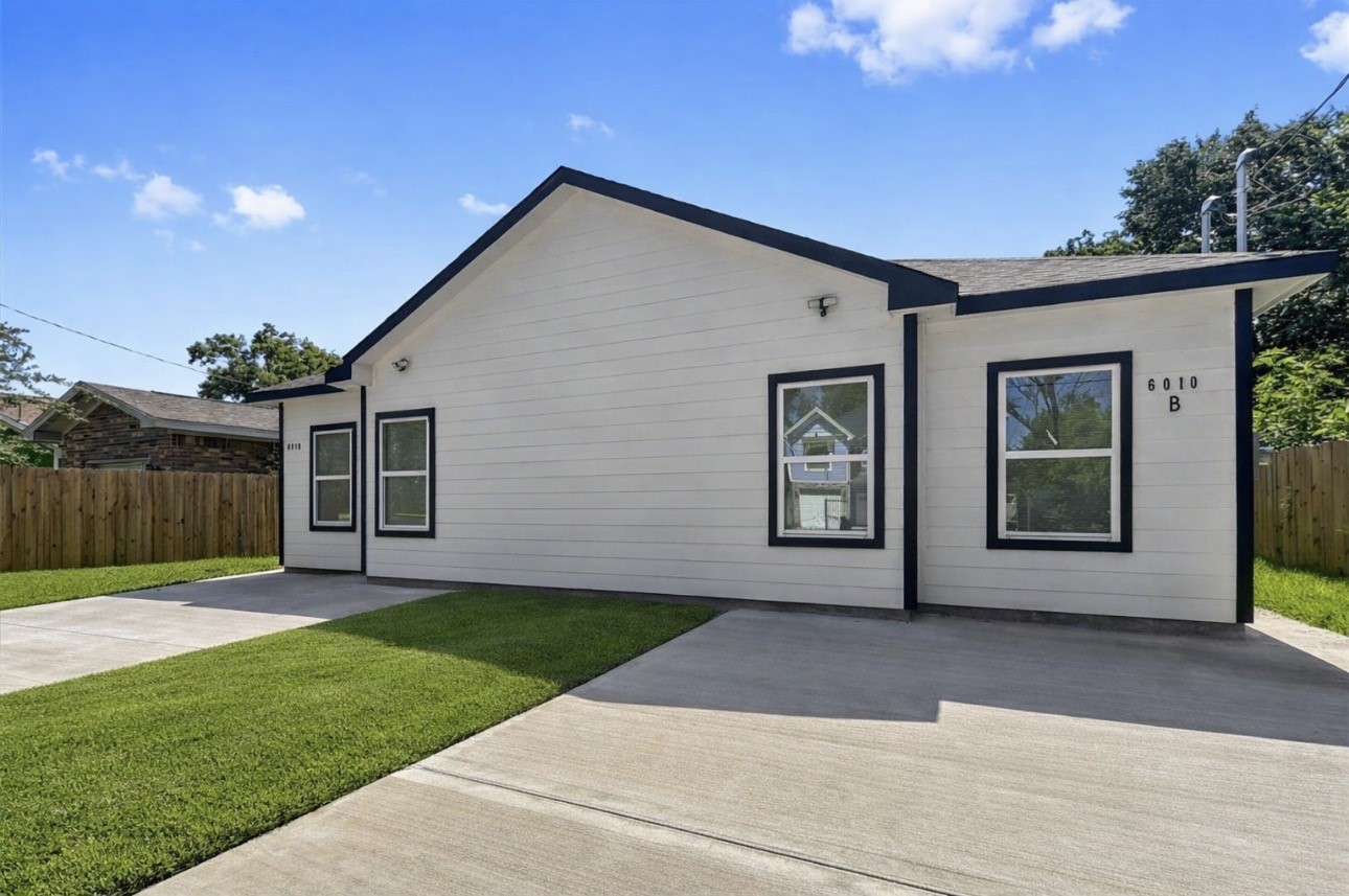 6010 Bobby Burns Street Houston, TX 77028 - Photo 21 of 22 a front view of house with yard
