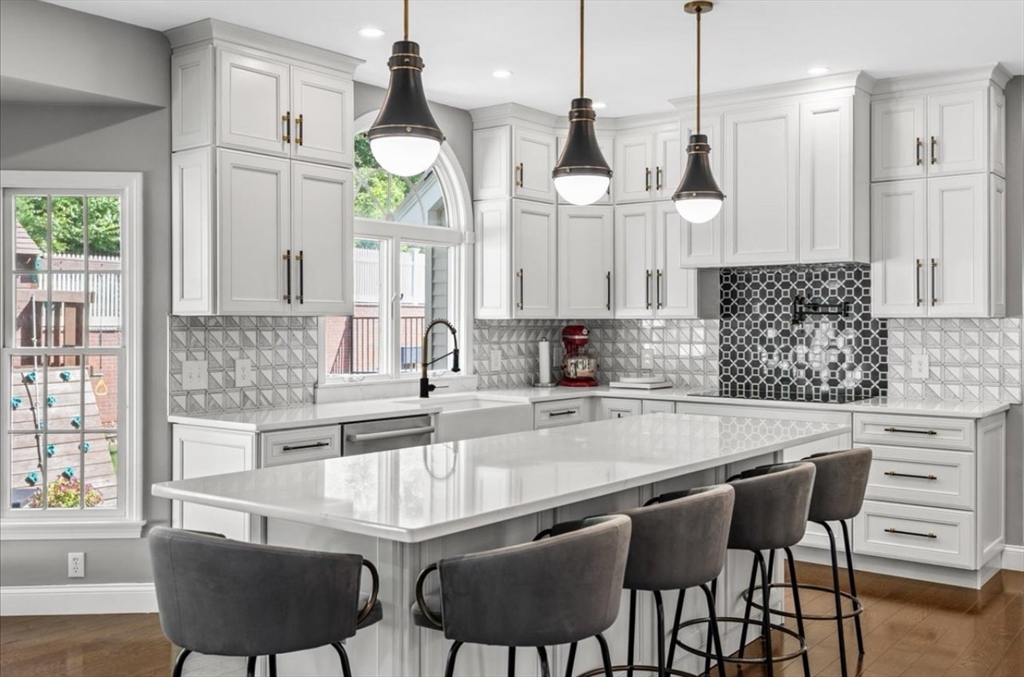 256 Hillcrest Road Marshfield, MA 02050 - Photo 4 of 42 Gallery Image 4