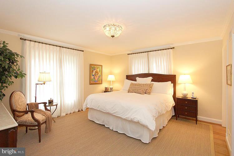 8121 Rayburn Road Bethesda, MD 20817 - Photo 14 of 30 Master Bedroom Suite w/walk-in