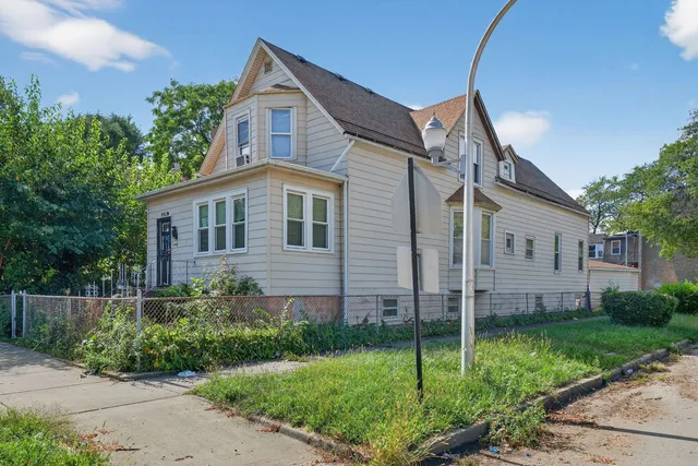 a view of a house with backyard and a garden