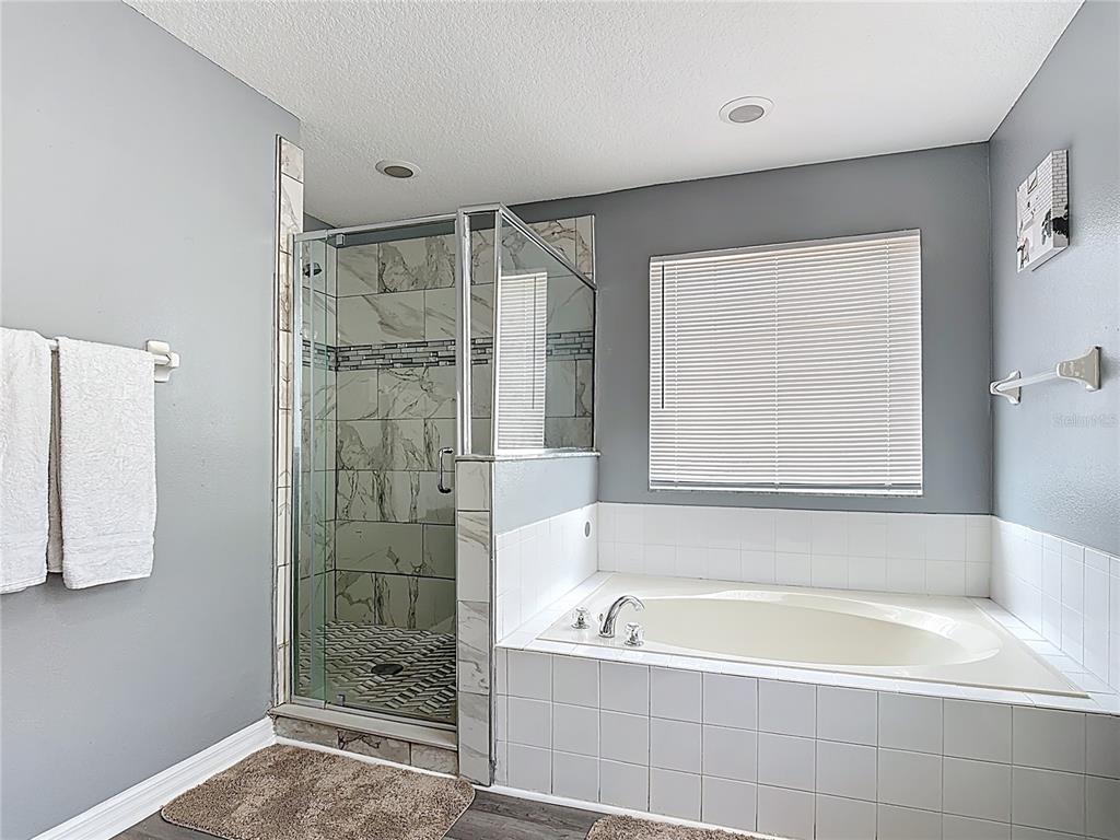 320 Mockingbird Road Davenport, FL 33896 - Photo 18 of 34 a bathroom with a bathtub and shower