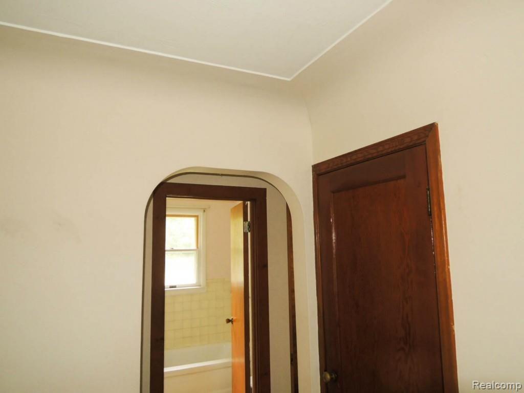 4296 Marcus Road Waterford, MI 48329 - Photo 22 of 42 CovedCeiling.jpg