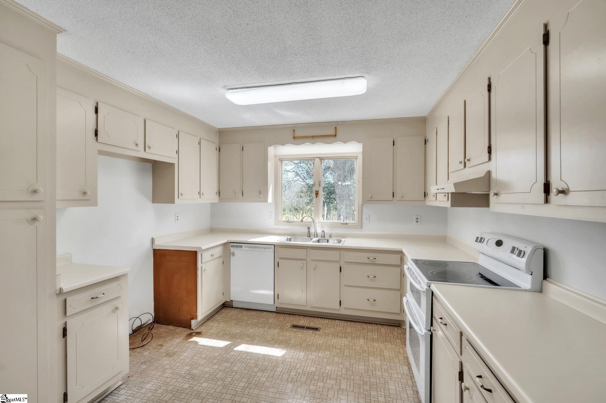 206 Syracuse Road Easley, SC 29642 - Photo 7 of 31