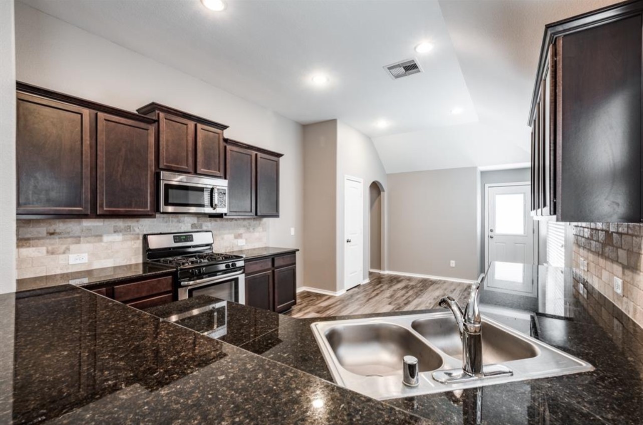 8314 Broadleaf Avenue Baytown, TX 77521 - Photo 8 of 17