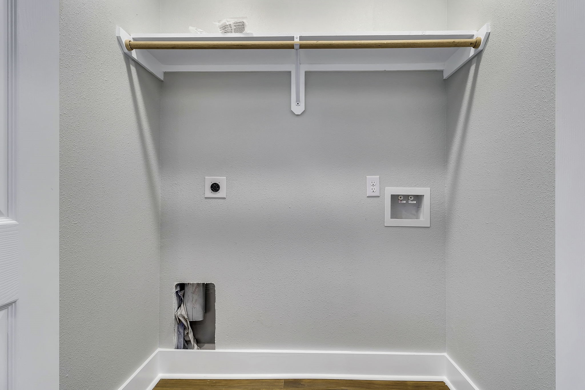 131 Pawnee Onalaska, TX 77360 - Photo 13 of 23 a bathroom with a bathtub