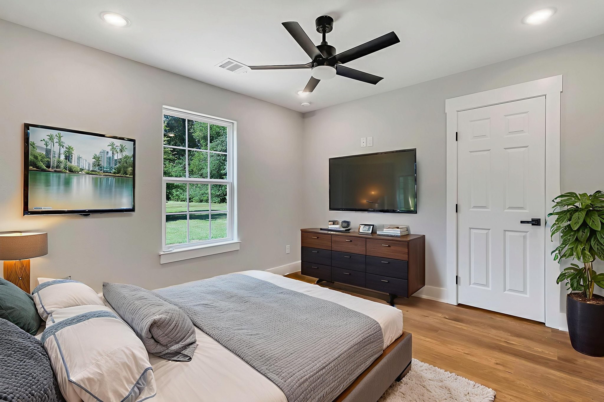 131 Pawnee Onalaska, TX 77360 - Photo 15 of 23 a bedroom with a bed and a flat screen tv