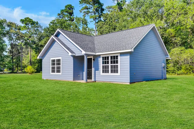 a view of a house with a yard