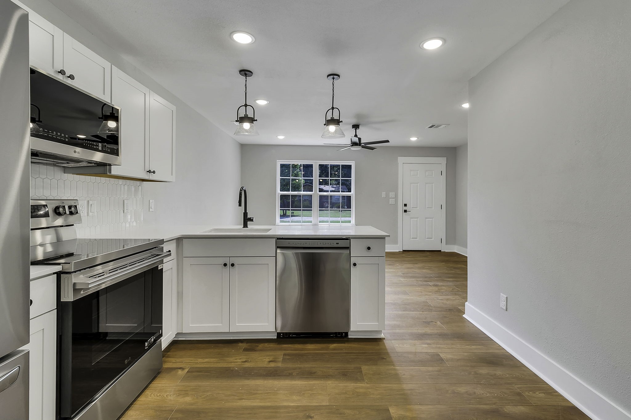 131 Pawnee Onalaska, TX 77360 - Photo 5 of 23 a large kitchen with stainless steel appliances granite countertop a stove and a sink