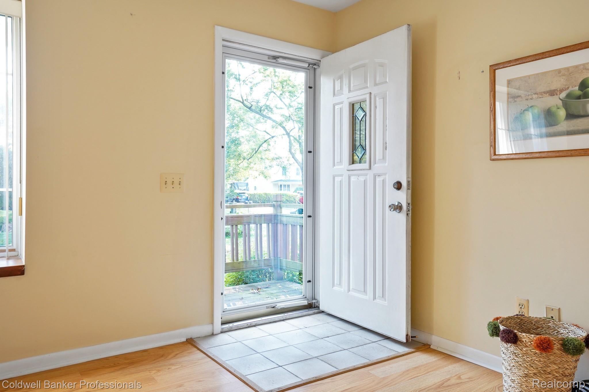 3070 Greenwood Street Rochester, MI 48309 - Photo 3 of 26 3070-Greenwood-Dr-04.JPG