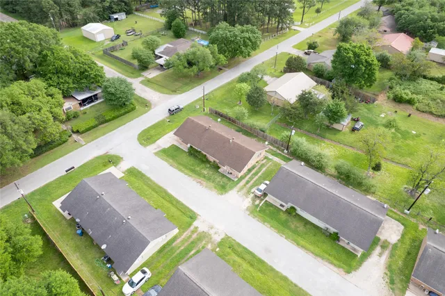 a view of a yard with plants