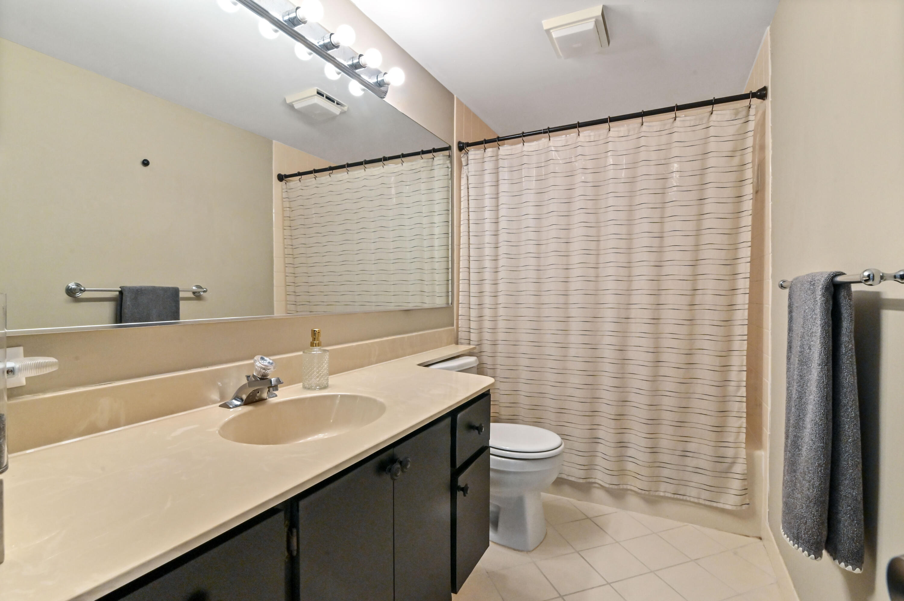 6927 69th Way West Palm Beach, FL 33407 - Photo 20 of 28 17 bathroom 01