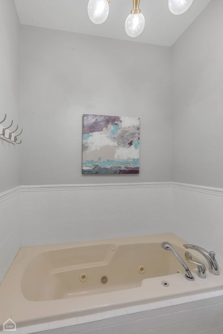 1001 West Altgeld Street, Unit 3 Chicago, IL 60614 - Photo 14 of 18 a bathroom with a bathtub