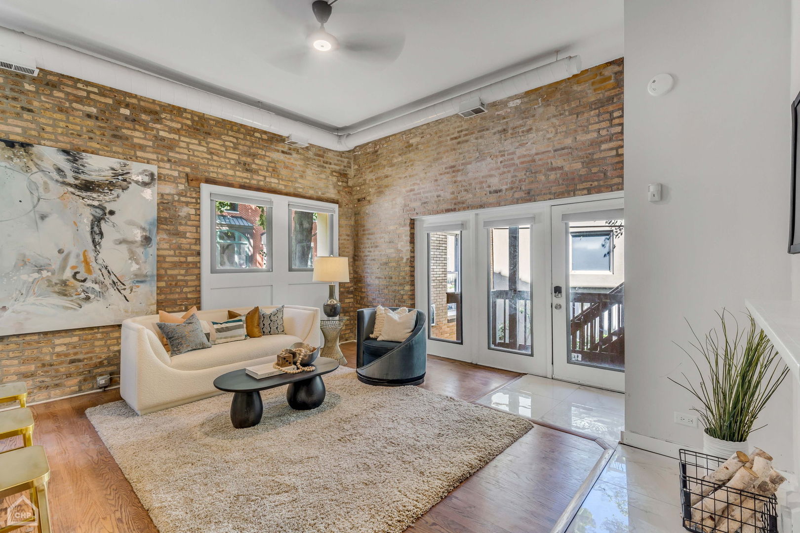 1001 West Altgeld Street, Unit 3 Chicago, IL 60614 - Photo 3 of 18 a living room with furniture